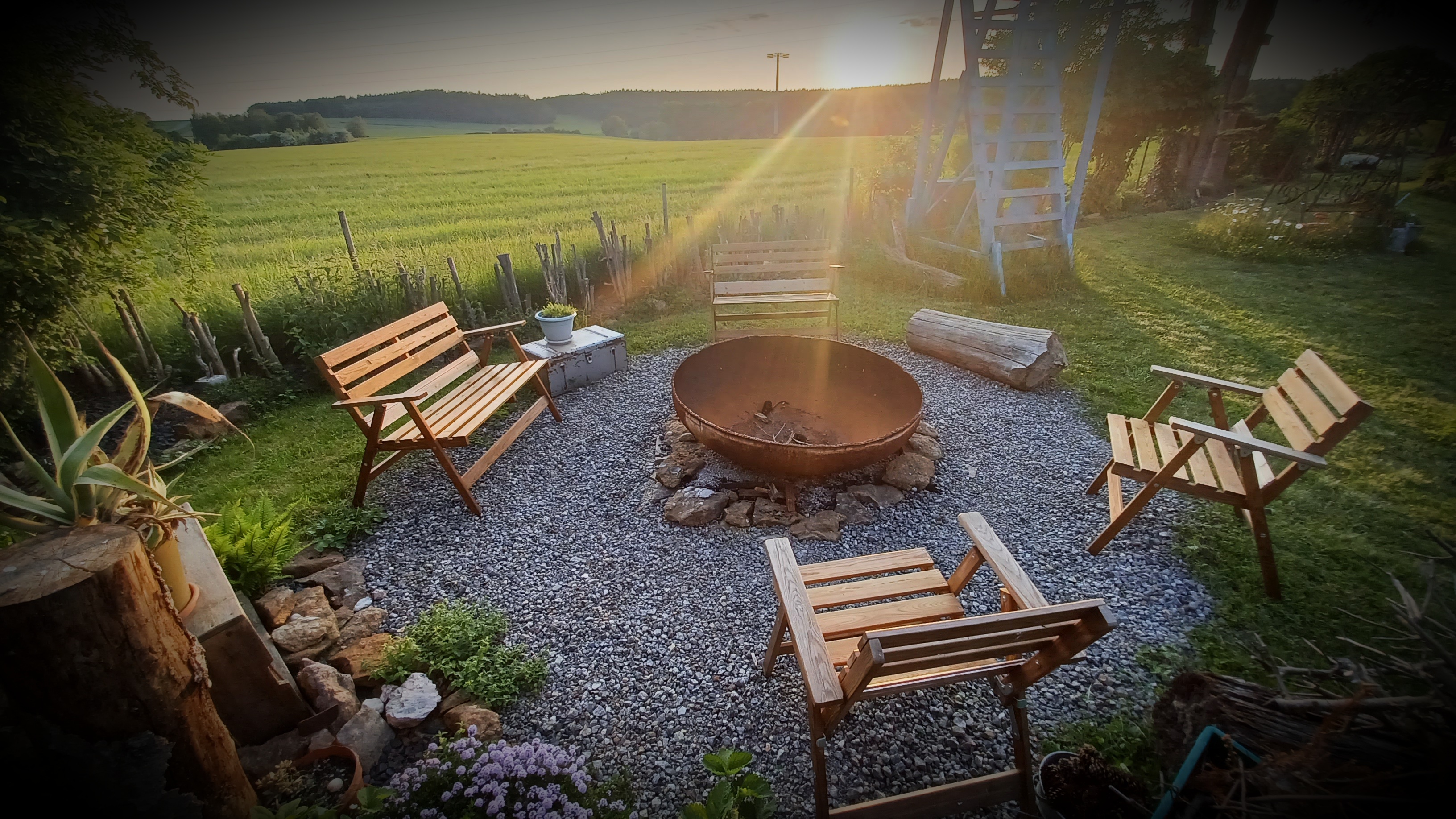 Garten mit Feuerstelle